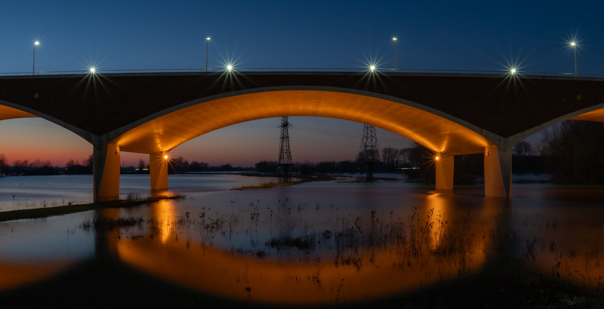 De Overloop brug Nijmegen avondschemering