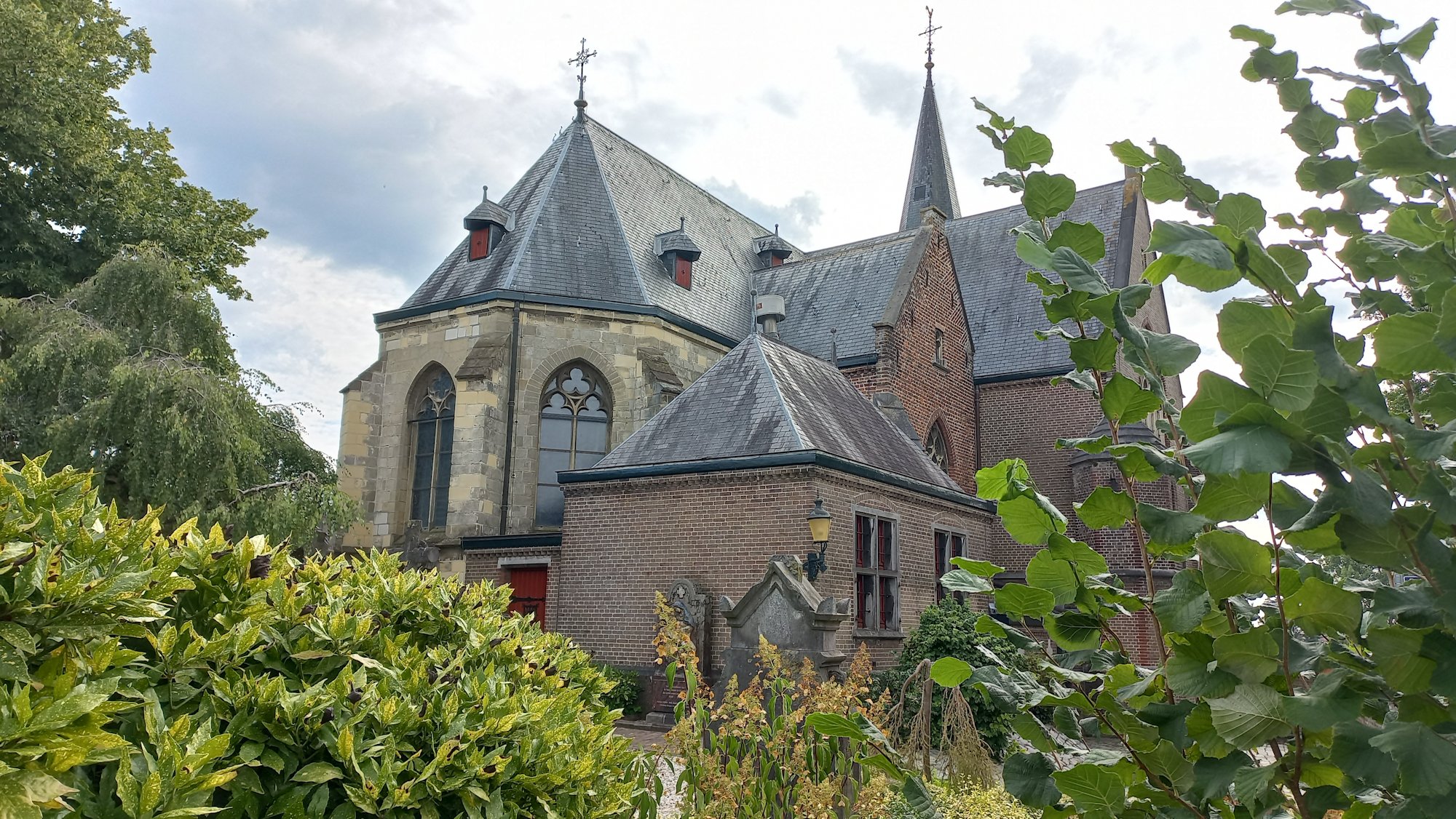 kerk Mook langs de Maas